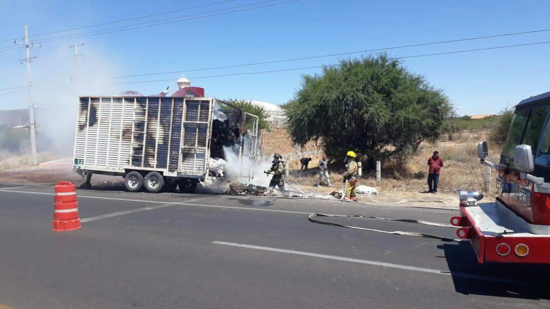 4 JUNIO. Bomberos, con